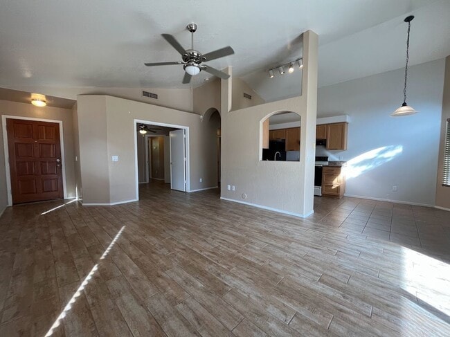 Building Photo - 2 BEDROOM PLUS DEN NEAR ARROWHEAD SHOPS
