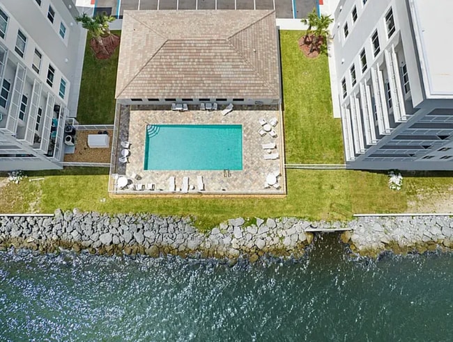 Building Photo - 1805 Riverside Dr