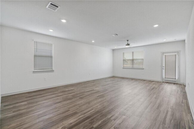 Building Photo - Gorgeous home available August 1!