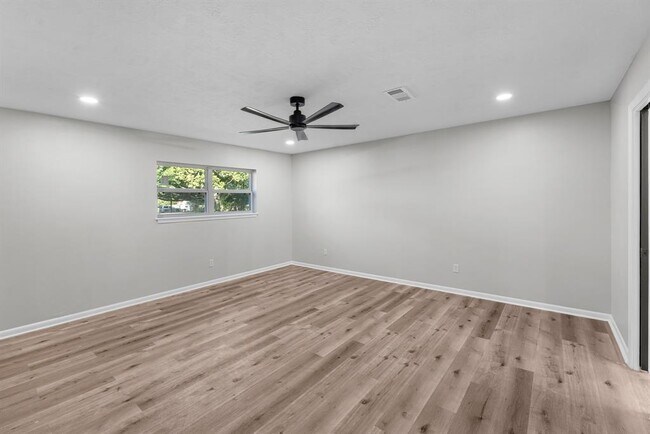 Building Photo - 213 Westview Dr