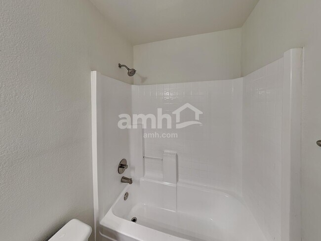 Building Photo - 3033 W Quail Ave