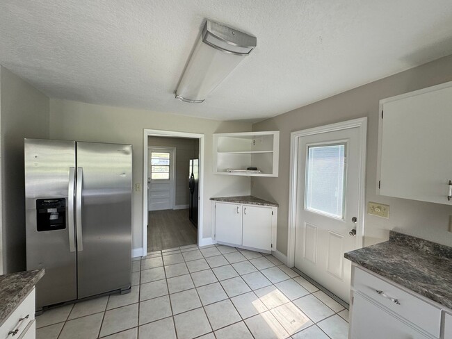 Building Photo - Gorgeous 4 BR country estate home with pool on 3 Acres