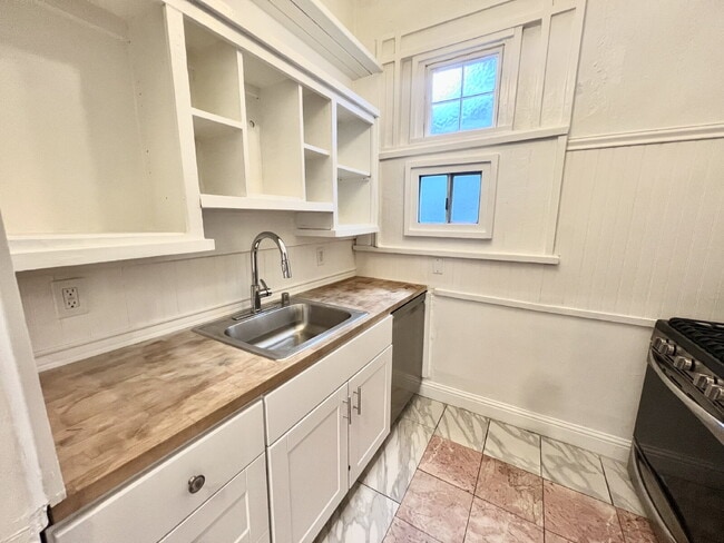 Building Photo - Bottom Unit with Tall Ceilings W/ Backyard