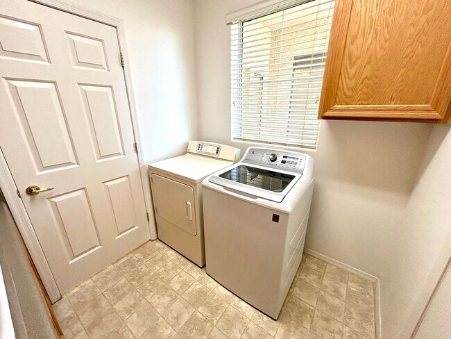 Building Photo - Single story 55+ community on golf course