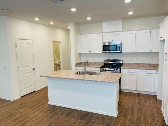 Building Photo - 30316 Town Square Dr