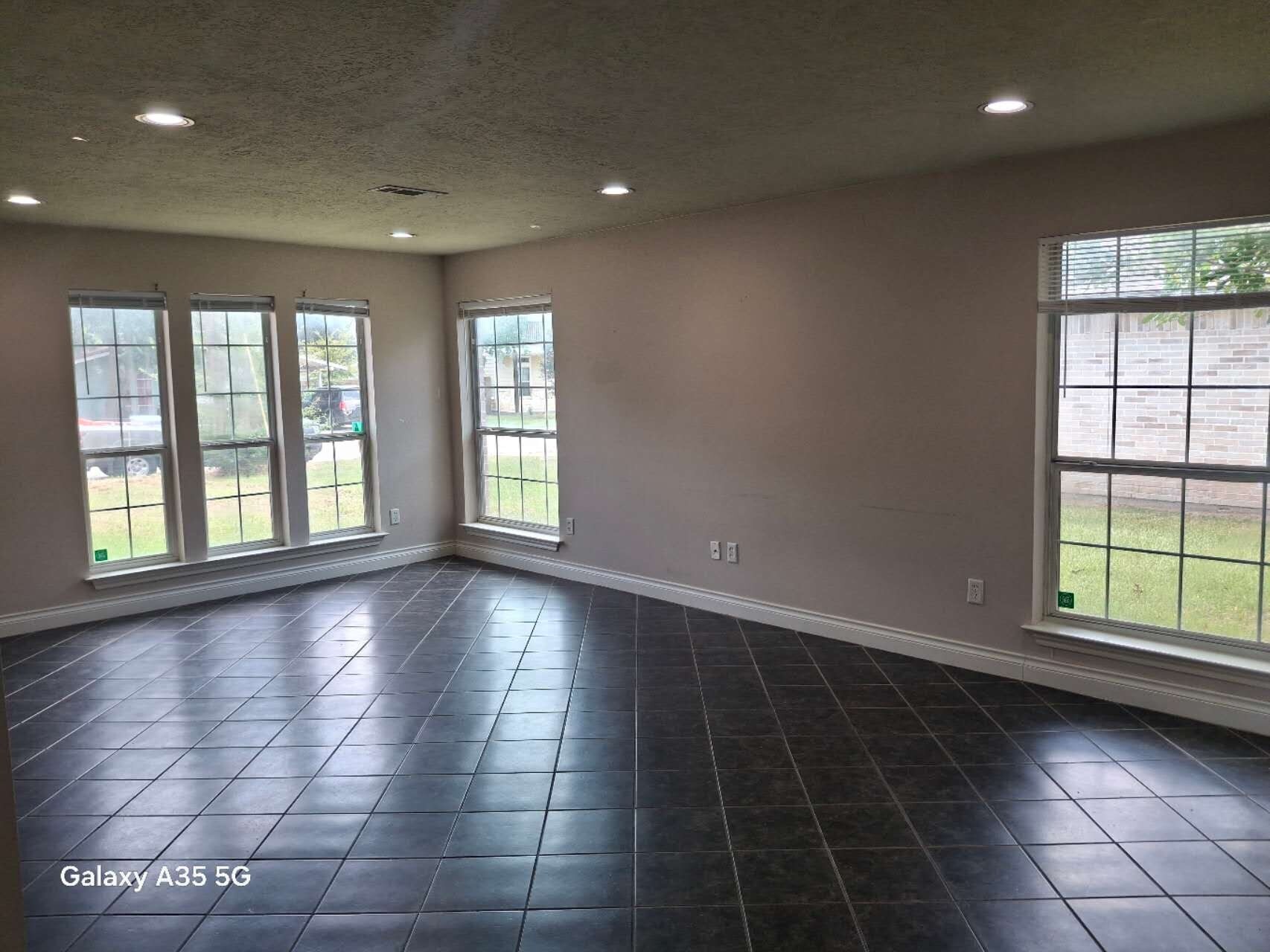 Building Photo - 129 Richards St