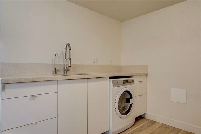 Building Photo - Completely Updated and Move-In Ready, 2 bedroom, 1 bath first floor unit!