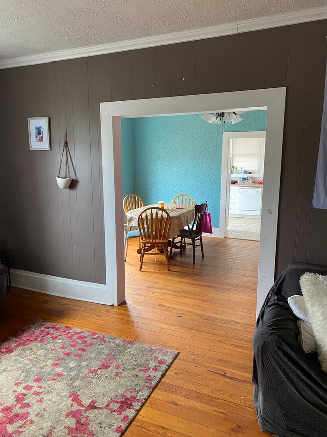 Building Photo - Beautiful apartment with mountain views, walking distances to Down Town Mars Hill!  Washer and dr...