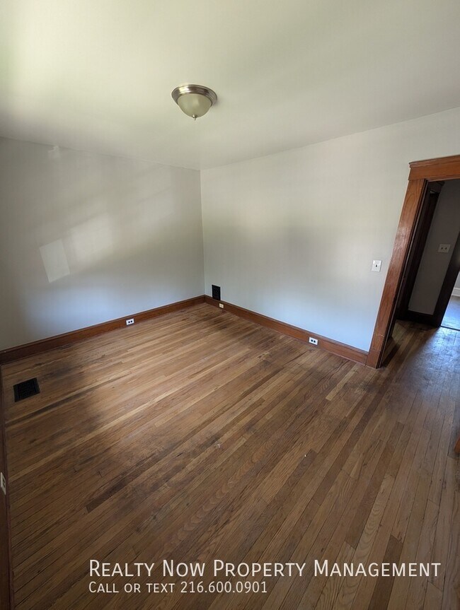 Building Photo - 1313 W 93rd St