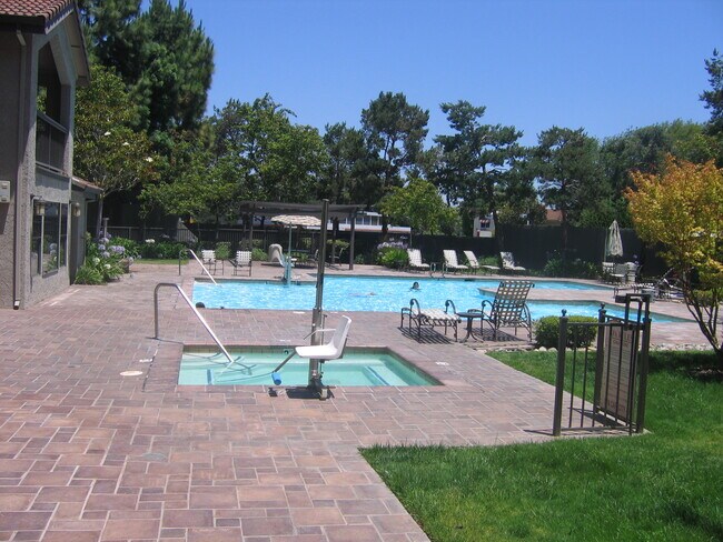 Swimming pool - 880 E Fremont Ave