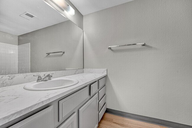 Building Photo - Updated 2 bed / 1 bath home in Lakewood!