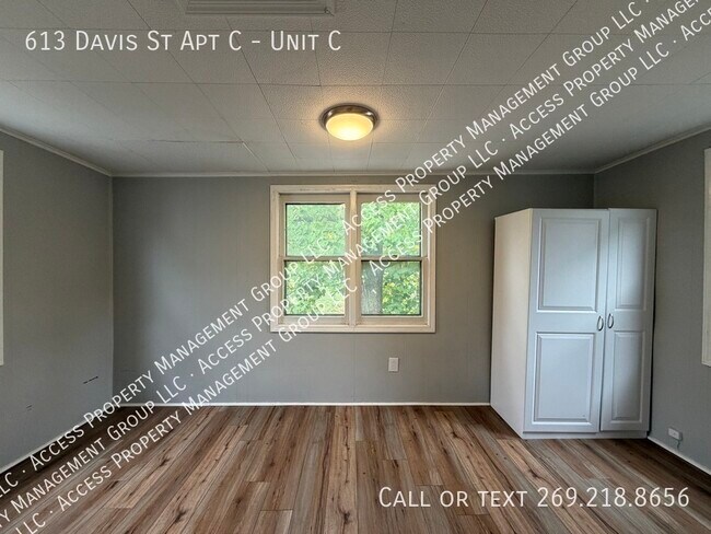 Building Photo - 613 Davis St
