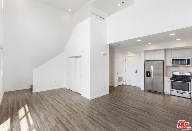 Building Photo - 5750 Hollywood Blvd