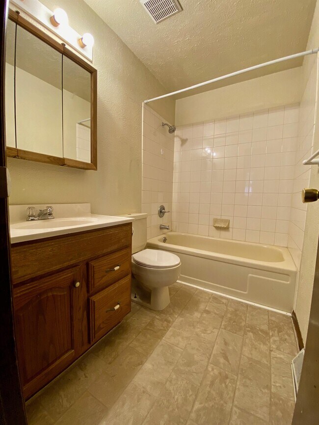 Building Photo - 10860 Utica Ct