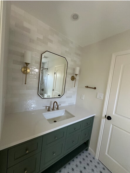 Guest bathroom - 2801 Briar Ridge Dr