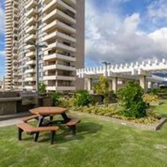 Building Photo - 2333 Kapiolani Blvd