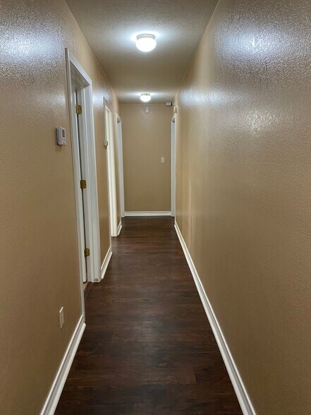 Building Photo - 6014 Castle Oaks