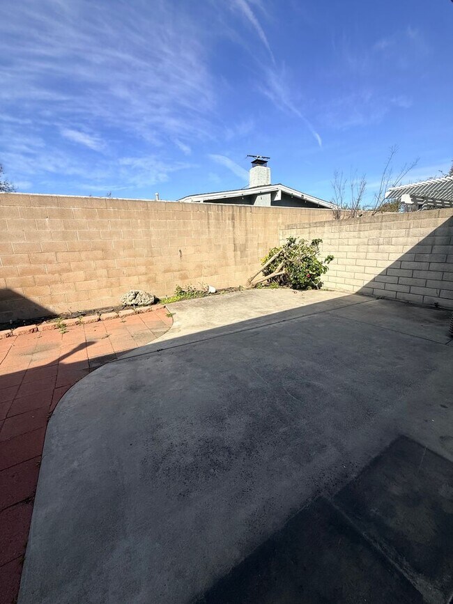 Building Photo - Private 2 Bed 2 Bath Single-Story Living in West Anaheim