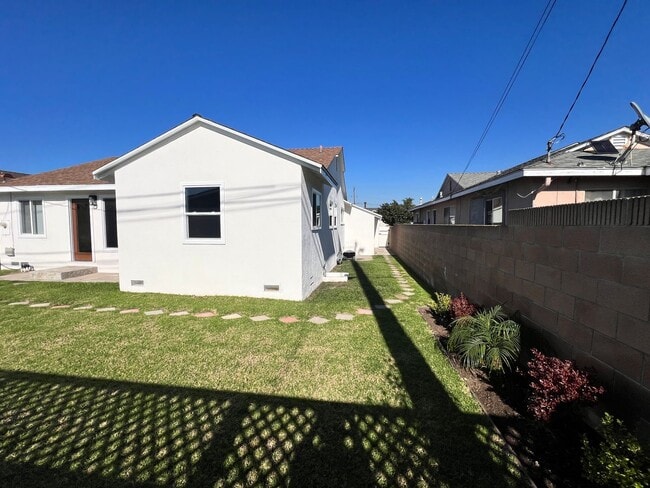 Building Photo - Beautifully Maintained 3 bedroom home