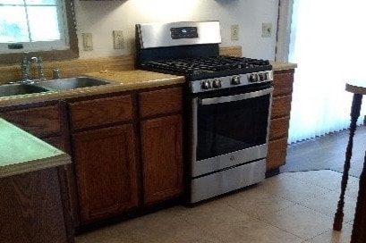Kitchen with new s/s 5-burner stove - 314 Lake Crystalbrook Dr