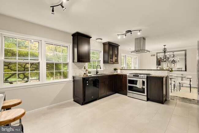 Building Photo - 11000 Rosemont Dr