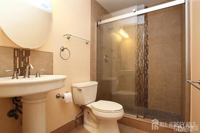 Building Photo - 818 Ravens Crest Dr