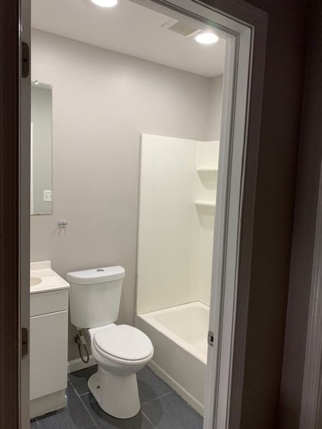 Building Photo - NICE 3BD/2.5 BATHS HOUSE READY FOR THE HOL...