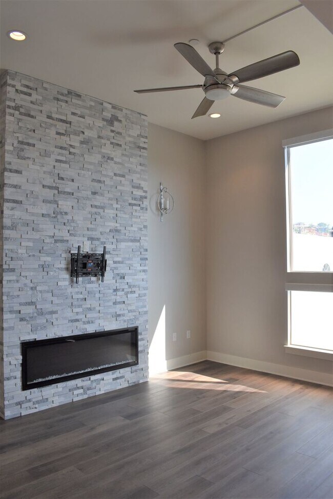 Building Photo - 2 bedroom 2.5 bath Townhome, walking dista...