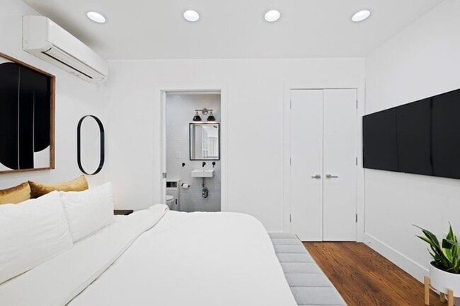 Building Photo - 299 Van Buren St