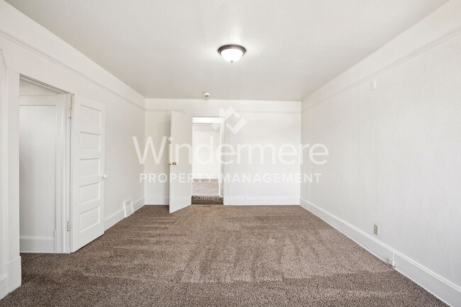 Building Photo - 731 W Knox Ave