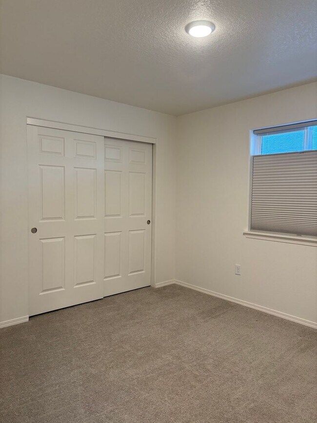 Building Photo - Single Level Home in McMinnville - Pets Allowed