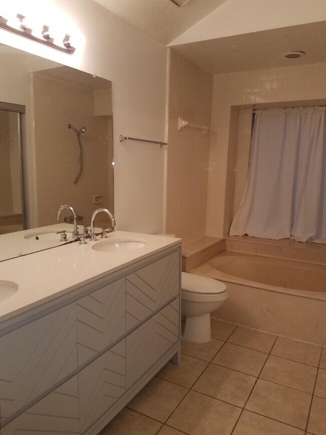 Building Photo - 13719 Rocky Bluff Dr