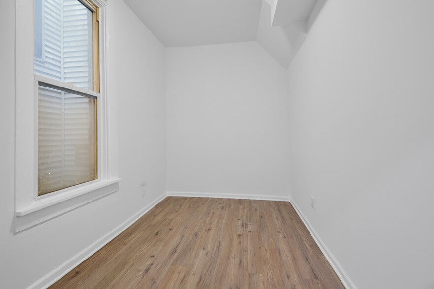 Building Photo - 2029 N Damen Ave