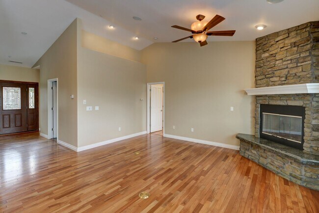 Building Photo - Incredible Home with Lake Views!