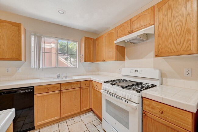 Building Photo - Beautifully Designed 2 Bedroom Condo in North Summerlin!