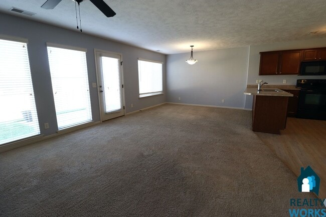 Building Photo - Great Sized 3 bed Townhome!