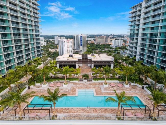 Building Photo - 1480 NW North River Dr