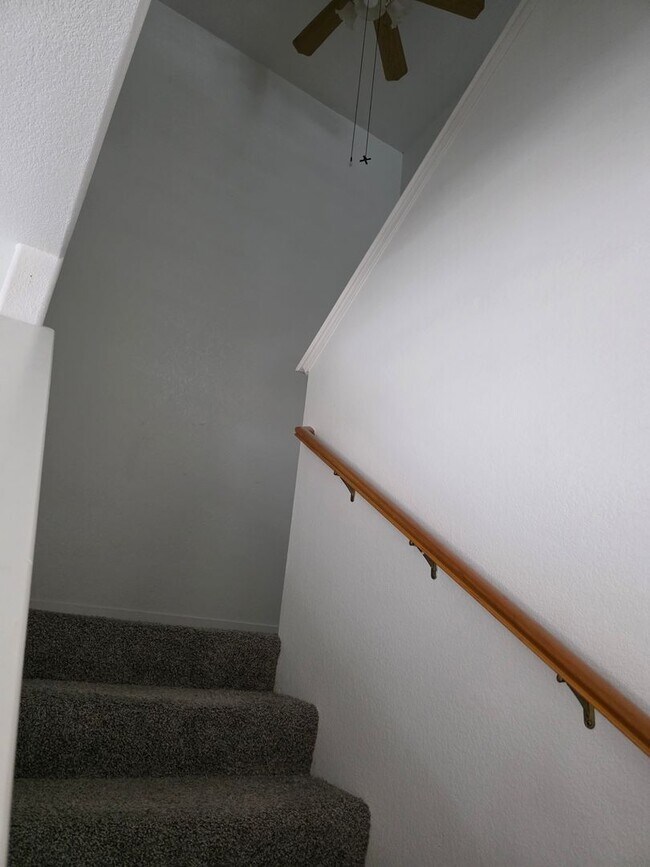Building Photo - Townhouse Available - Cats OK