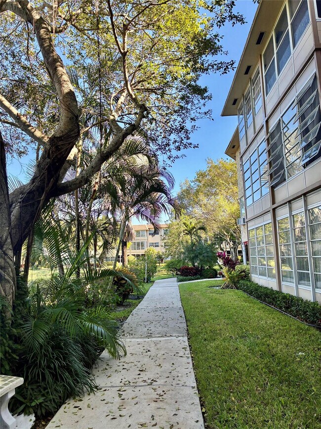 Building Photo - 3531 NW 50th Ave