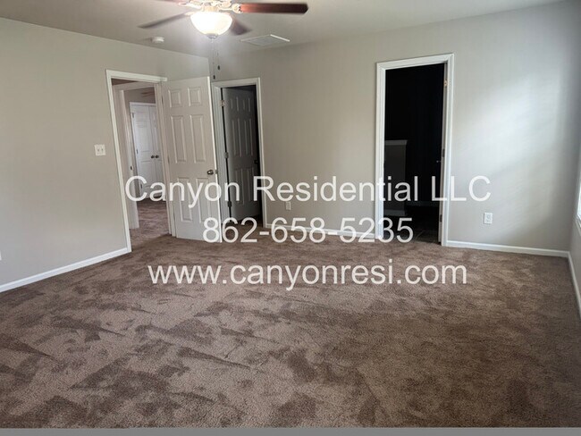 Building Photo - 567 Broad Dr