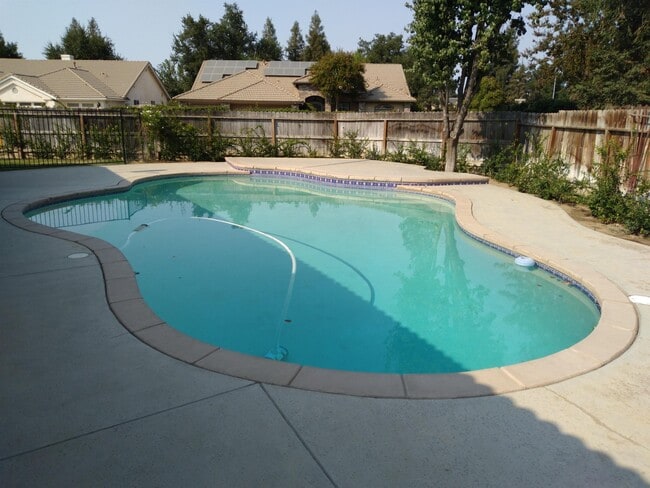 Building Photo - 553 W Fallbrook Ave