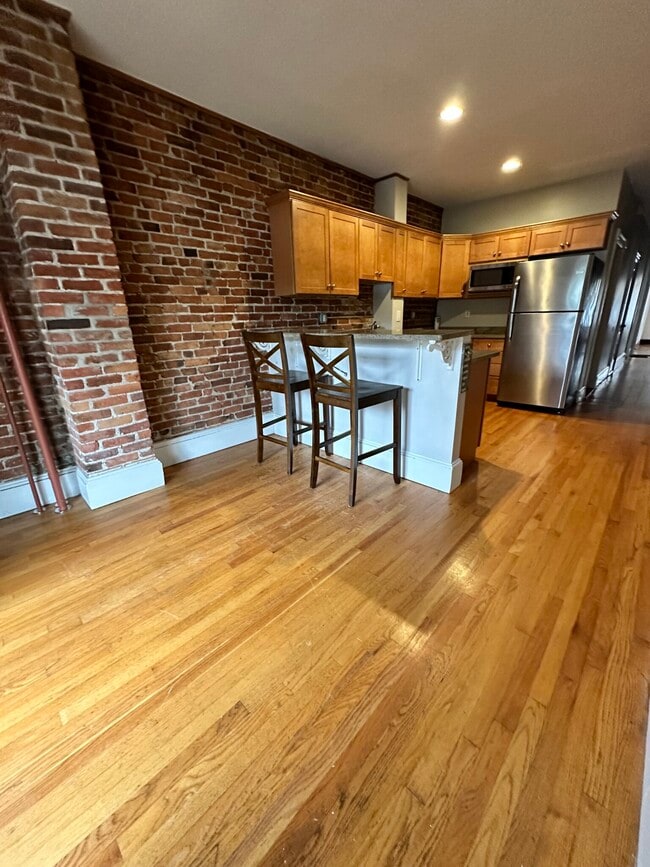 Building Photo - 147 L St
