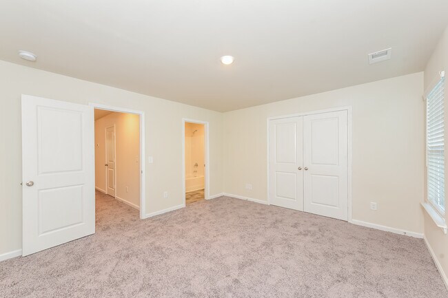 Building Photo - 320 High Grv Wy