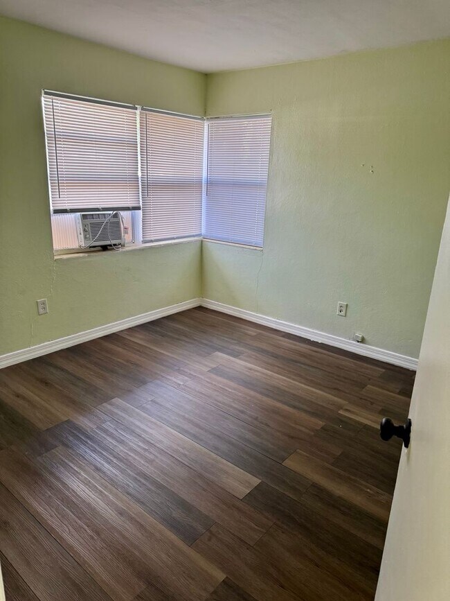 Building Photo - 2 BED 1 BATH READY TO RENT IN PLANT CITY!