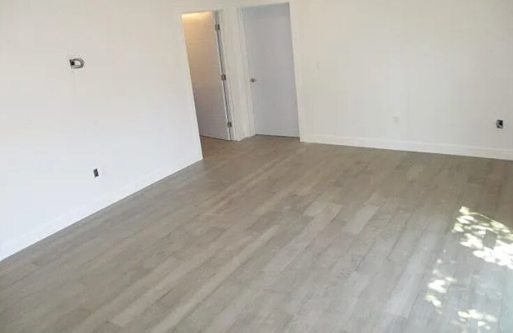 Building Photo - 6848 Encino Ave
