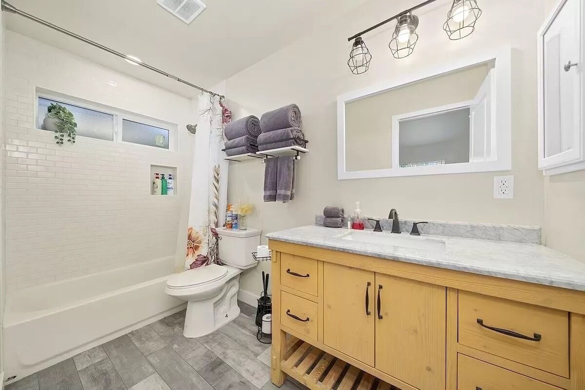 Building Photo - 7519 Graves Ave