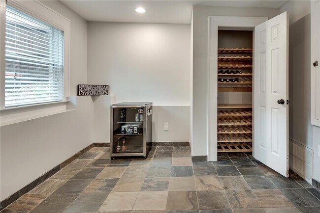 Building Photo - 953 Gilbert St SE