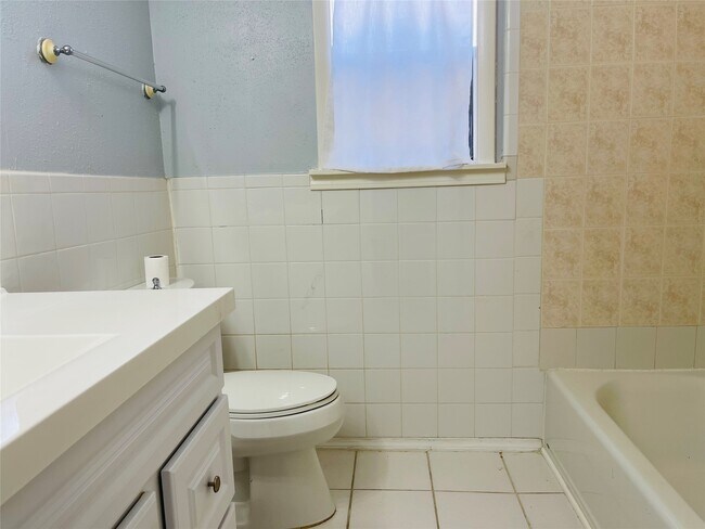 Building Photo - 6823 Songbrook Dr