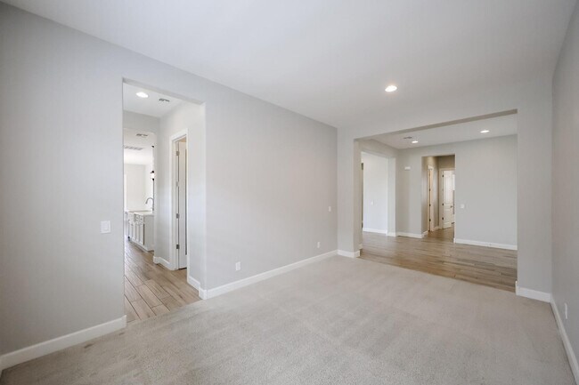 Building Photo - 1424 E Pedro Rd