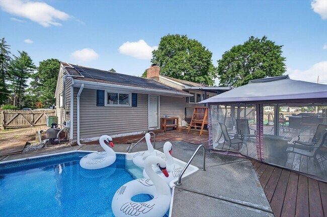 Building Photo - Spacious 4 BR/2BA home corner-lot in Warwi...